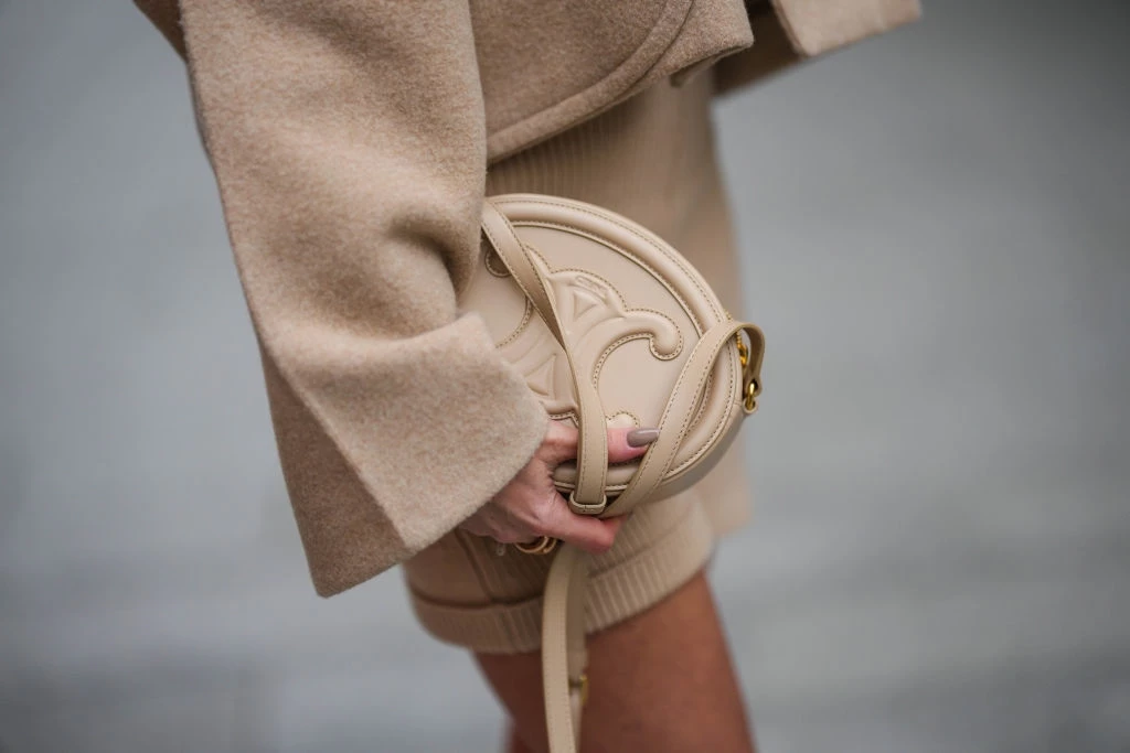 Το χρώμα νυχιών που κάνει κάθε εμφάνιση να δείχνει (ακόμα) πιο "ακριβή"