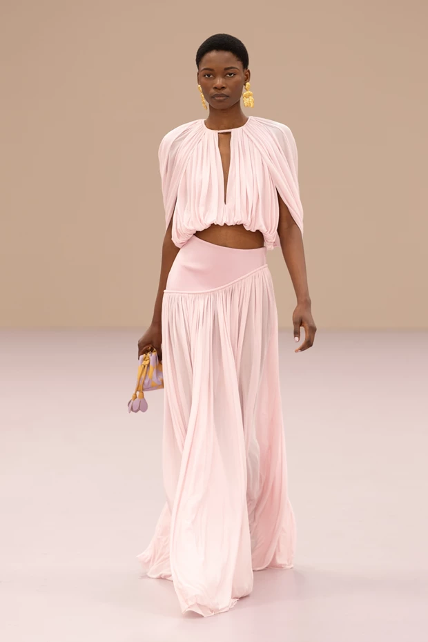 Dusty pink σύνολο με αέρινη μπλούζα και μακριά φούστα από runway Zimmermann.