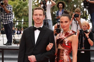 Η Alicia Vikander υποδύεται την τελευταία σύζυγο του Ερρίκου Η' της Αγγλίας