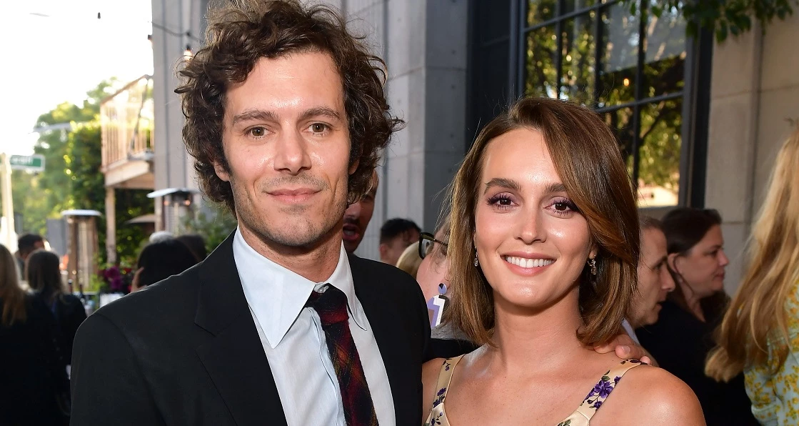 Το νέο καστ του Gossip Girl κάθεται ξανά στα σκαλιά του Met Museum