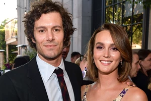 Το νέο καστ του Gossip Girl κάθεται ξανά στα σκαλιά του Met Museum