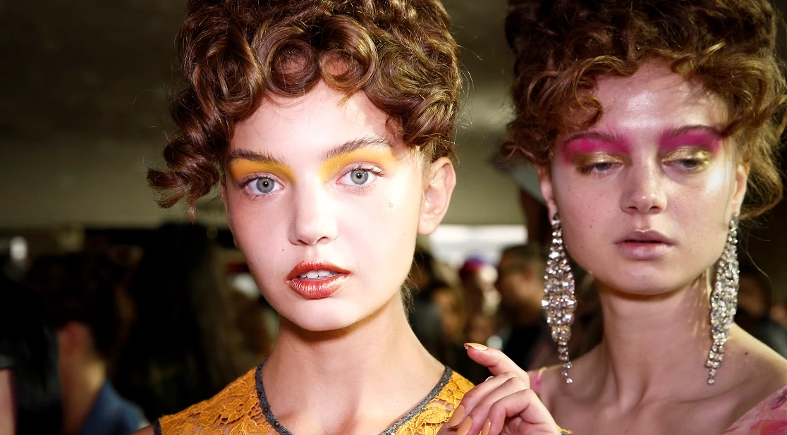 Retro Beauty | Η Selena Gomez υιοθετεί τις κορυφαίες τάσεις των '60s