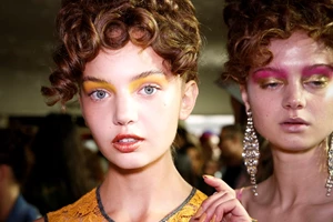 Retro Beauty | Η Selena Gomez υιοθετεί τις κορυφαίες τάσεις των '60s