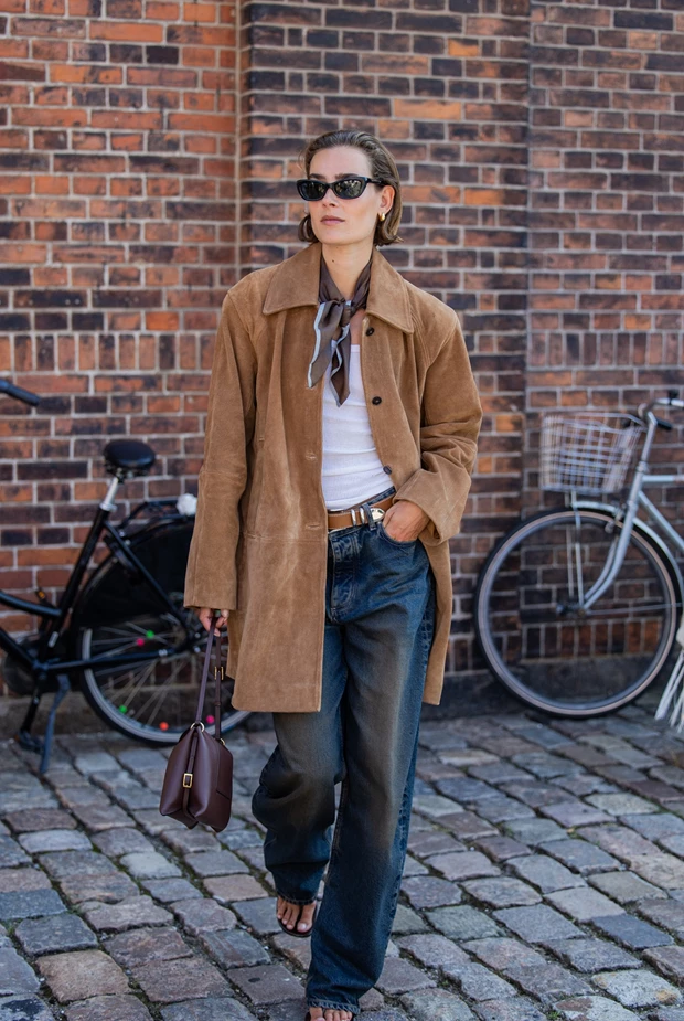 STREET LOOK μεταβατικό outfit με σουέντ τζάκετ, T-shirt και jeans