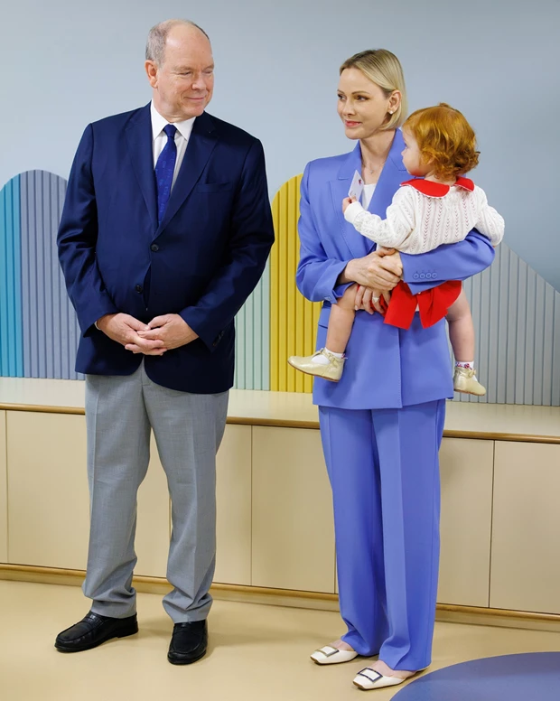 Η Charlene με μπλε κοστούμι και λευκές μπαλαρίνες