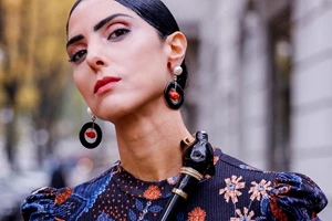 5 αλάνθαστοι τρόποι για να περιορίσετε το ανεπιθύμητο φριζάρισμα στα μαλλιά