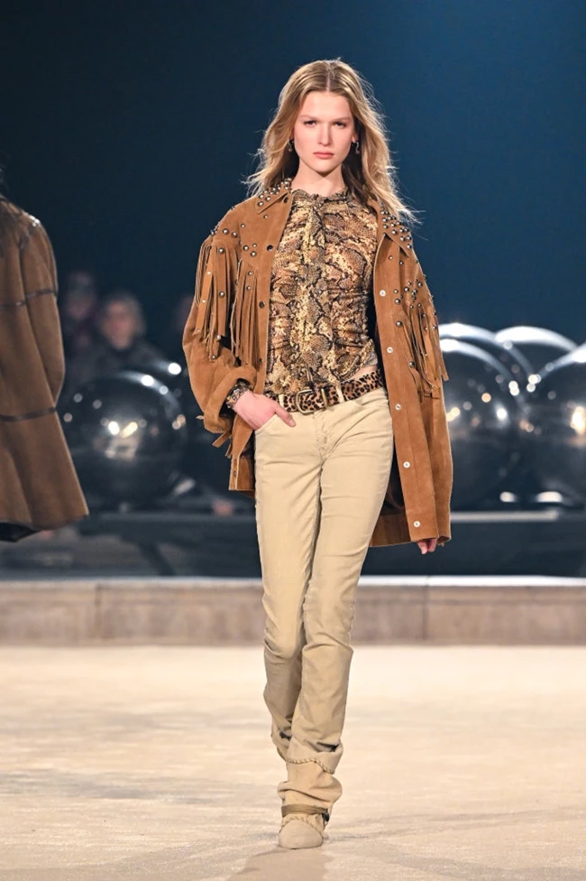 Western Girls | Τα τζάκετ με κρόσσια αναδεικνύουν τη boho αισθητική