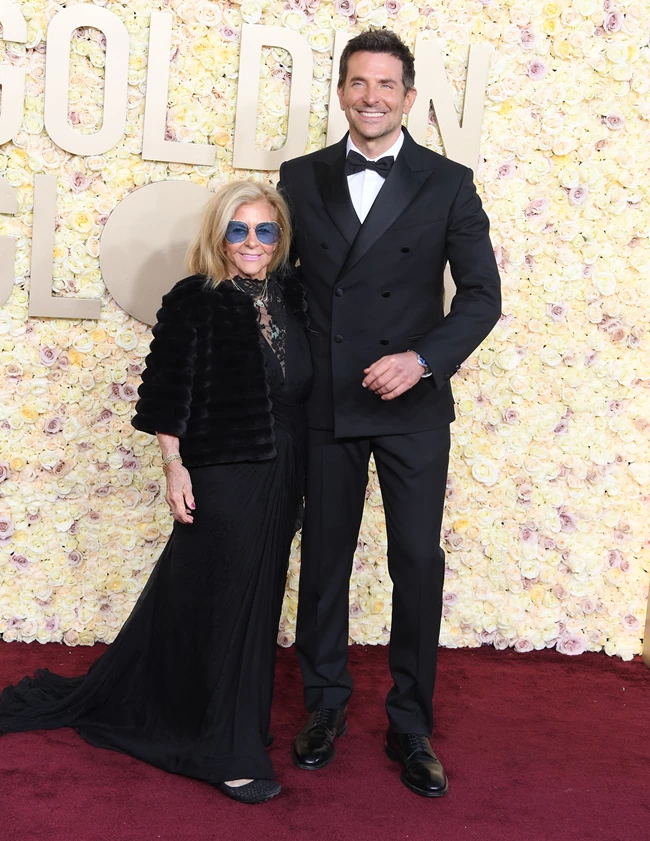Bradley Cooper | Με τη μαμά του στο κόκκινο χαλί των Golden Globes 2024