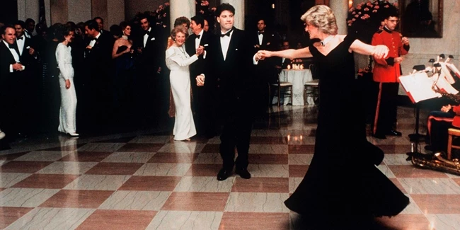 Το θρυλικό φόρεμα της Diana όταν χόρεψε με τον Travolta θα εκτεθεί στο Kensington Palace
