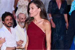 Πώς να ντυθείτε σε ένα καλοκαιρινό cocktail party ή dinner | Η Letizia, η Leonor και η Sofia προτείνουν τρια διαφορετικά looks
