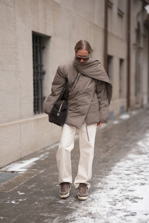 Πώς να ντυθείτε στη βροχή: με μπότες χιονιού και καπιτονέ μπουφάν.