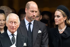 Kate Middleton | Με την αγαπημένη τιάρα της πριγκίπισσας Diana και δημιουργία Βρετανής σχεδιάστριας στο επίσημο δείπνο προς τιμήν του Donald Trump