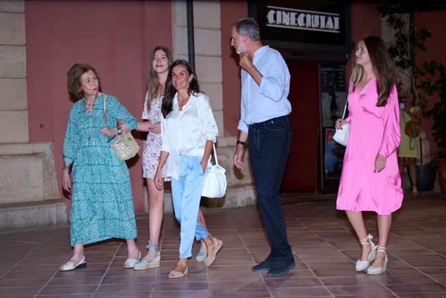 Βασίλισσα Letizia | Έκανε την ανατροπή με το σύνολο που επέλεξε για να δει τη "Barbie"