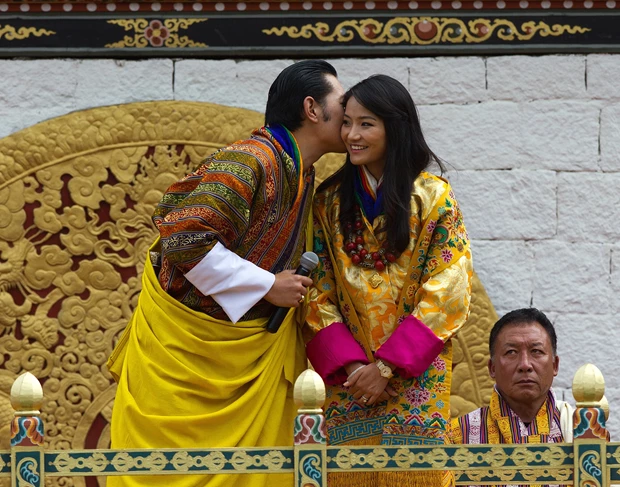 O βασιλιάς Jigme Khesar Namgyel Wangchuck με την Jetsun Pema Wangchuck στους εορτασμούς για τον γάμο τους