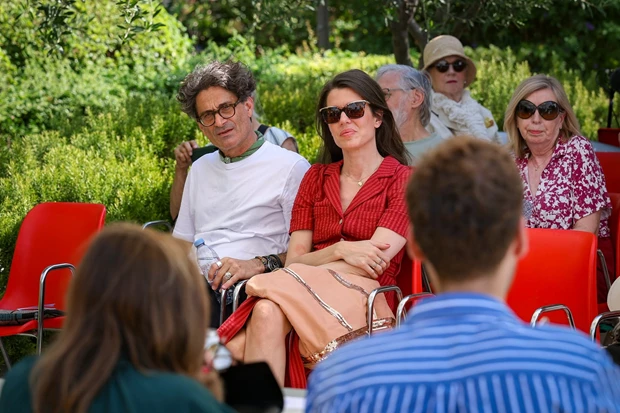 H Charlotte Casiraghi με κόκκινο σεμιζιέ φόρεμα