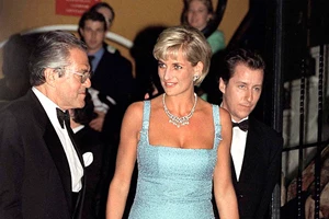 The Crown | Η φωτογραφία της Elizabeth Debicki που έκανε τους fans να πιστέψουν ότι είναι η πριγκίπισσα Diana