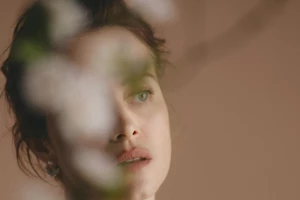 Νάντια Κοντογεώργη | "Νιώθω ότι όλοι έχουμε καθημερινά το πορτρέτο της ψυχής μας μπροστά μας. Όσο έχουμε το θάρρος να συνδιαλλαγούμε με αυτό, ζούμε μια πιο συνειδητή ζωή"