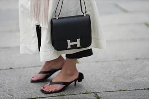 Από τα thong sandals στις σοφιστικέ πλατφόρμες | Οι τάσεις στα πέδιλα που αξίζει να γνωρίζετε φέτος