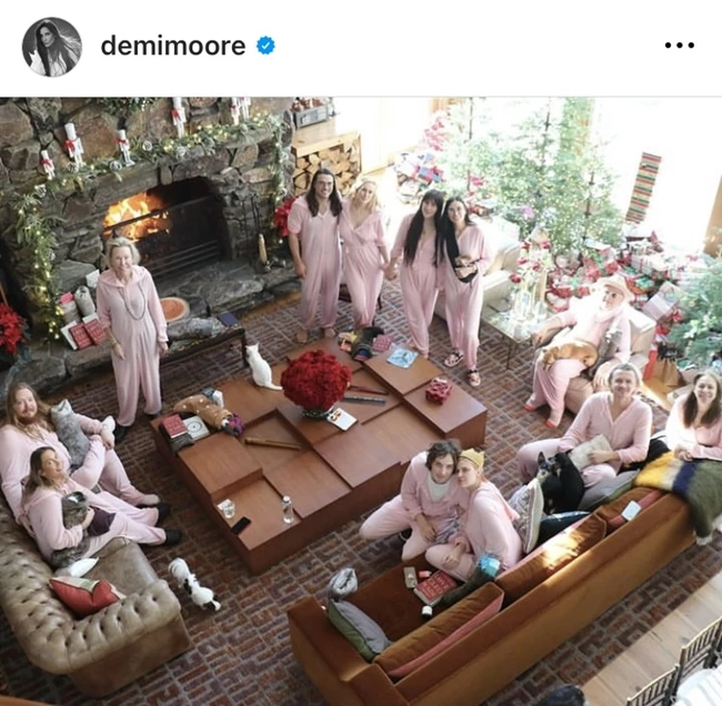 Demi Moore | Ντυμένη στα ροζ γιόρτασε παρέα με τις κόρες της