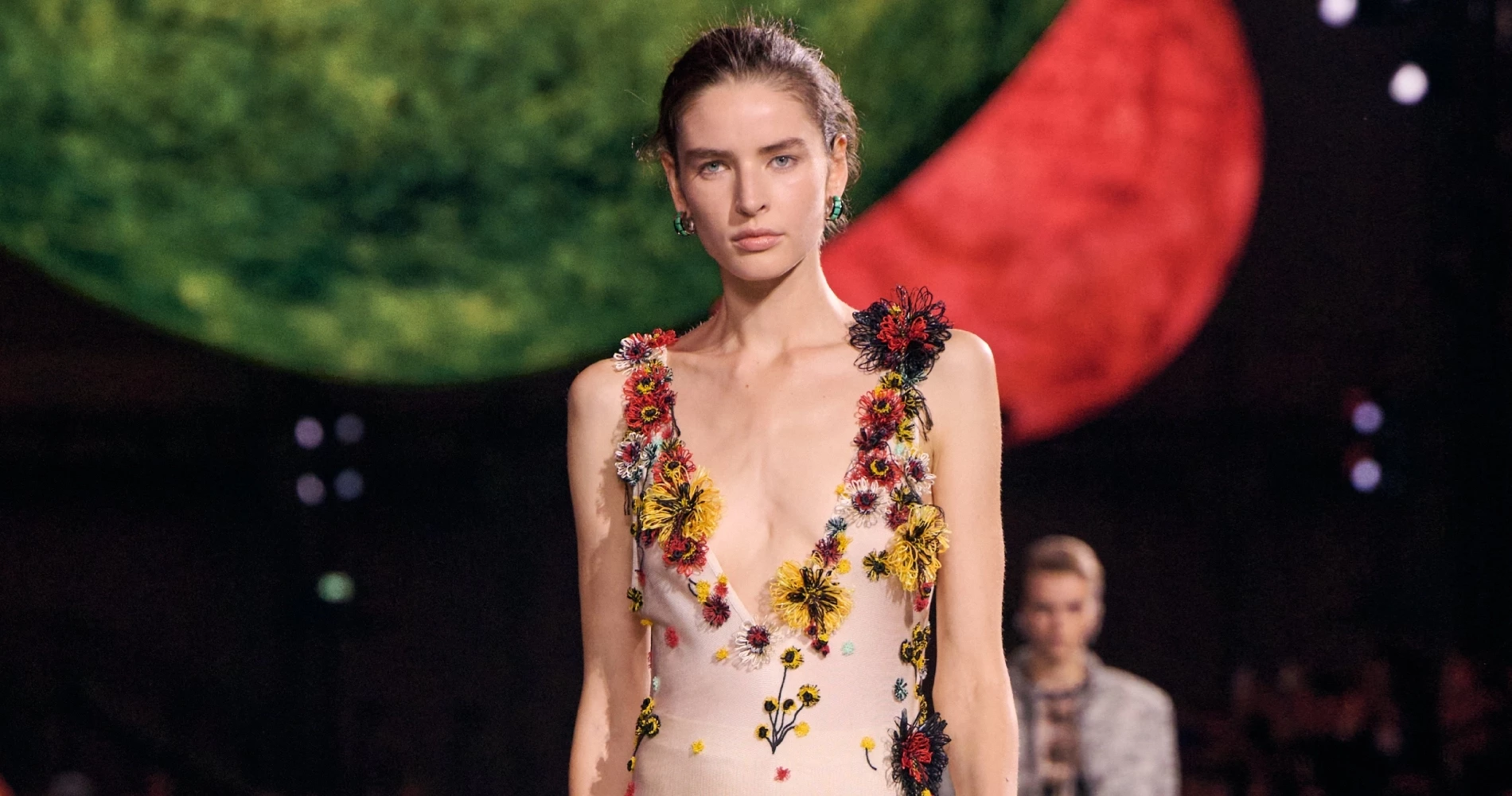 Chanel SS2026 | Ανεπαίσθητο μακιγιάζ και φυσικά μαλλιά πλαισίωσαν αρμονικά την φαντασμαγορική πρώτη συλλογή του Matthieu Blazy