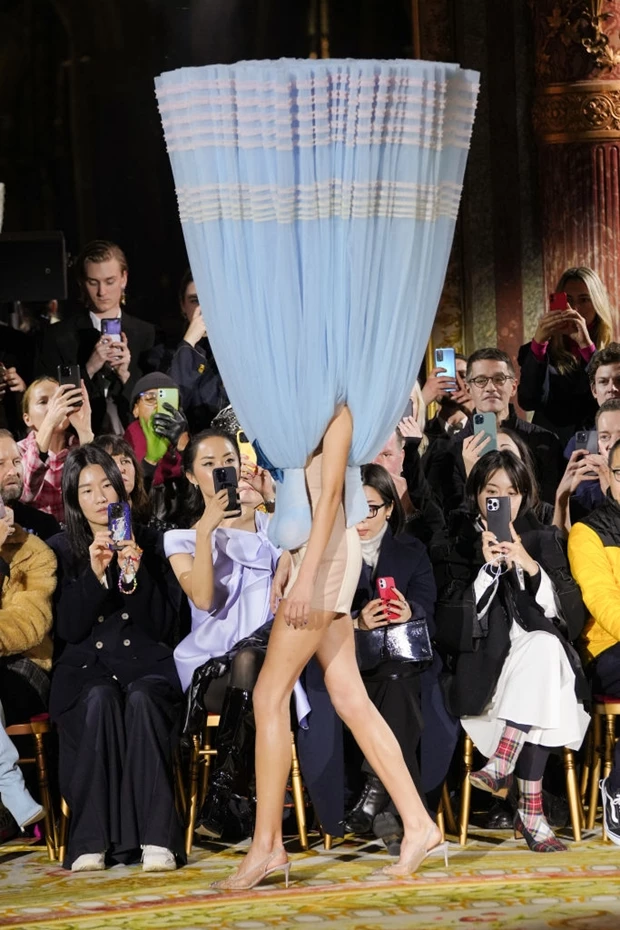 Fresh News | O Viktor & Rolf επιστρέφει στο RTW, η COS θα παρουσιάσει συλλογή στην Ελλάδα