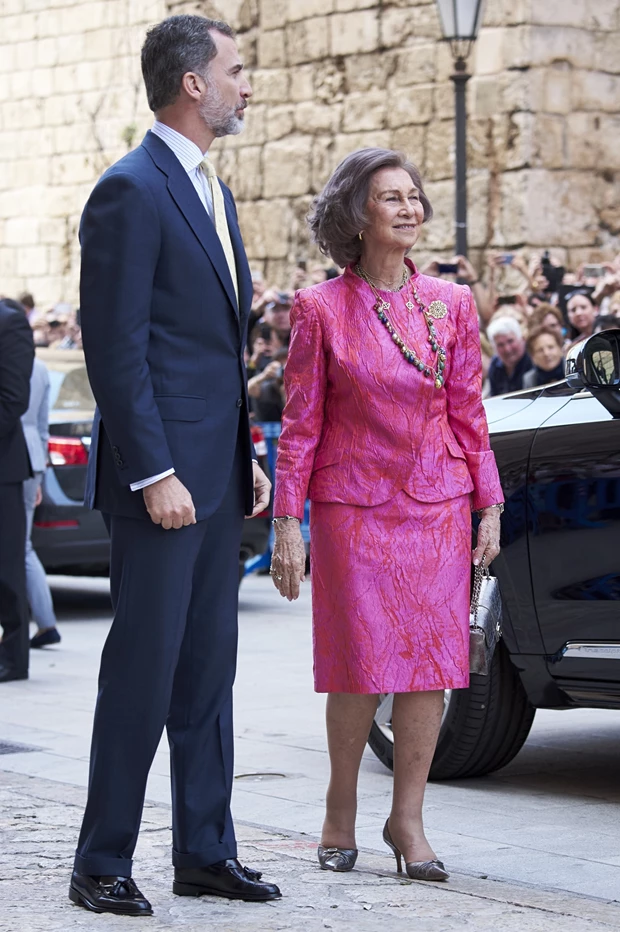 Η βασίλισσα Σοφία με ροζ κοστούμι σε κομψό royal look με διαχρονικό στιλ