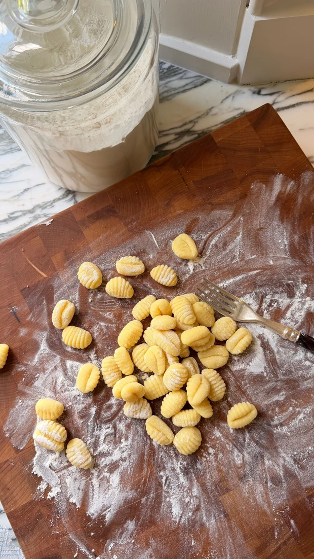 Η Marie Chantal στην κουζίνα | Το ιταλικό γεύμα με το άγνωστο ροζ λαχανικό που αγαπούν τώρα οι Άγγλοι