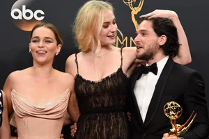 Vladimir | H Rachel Weisz πρωταγωνιστεί στην πιο hot τηλεοπτική σειρά της σεζόν