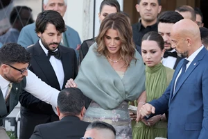 Η πριγκίπισσα Rajwa αναβάθμισε την παραδοσιακή αμπάγια με chic κάπα σε δείπνο στο Αμμάν