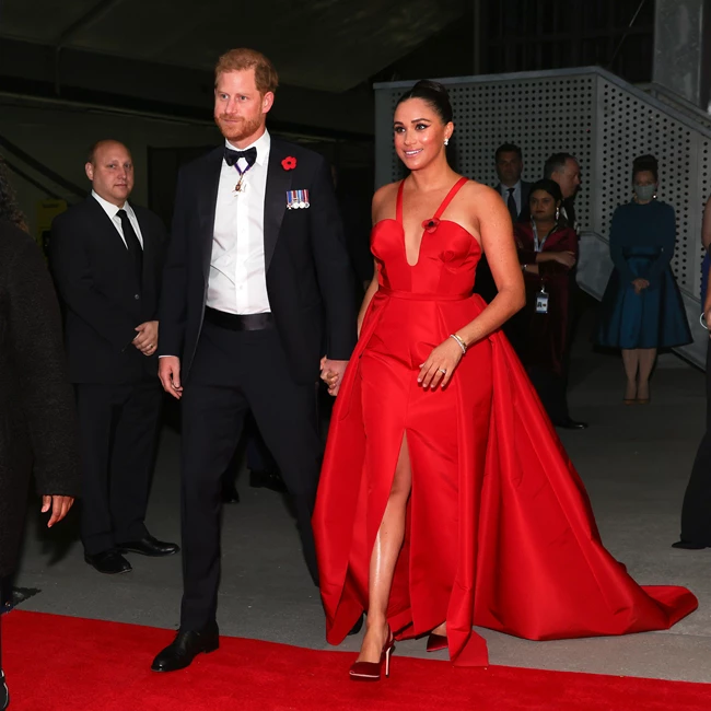 Meghan Markle | H εμφάνιση στο κόκκινο χαλί με φόρεμα που δεν θα φορούσε ποτέ στην Αγγλία