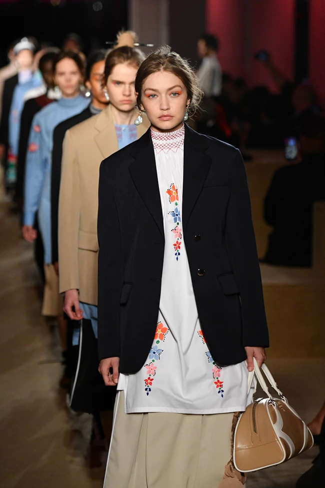 Prada και Chanel αναβάλλουν τα shows τους εξαιτίας του κορωνοϊού