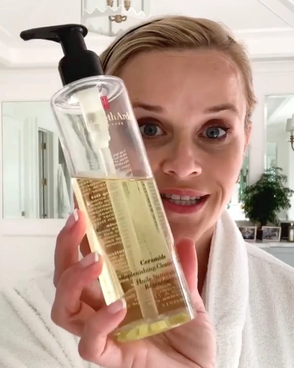 Η Reese Witherspoon μοιράζεται την αντιγηραντική skincare ρουτίνα της