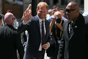 Μeghan Markle | Γιατί δεν θα κάνει ούτε μία δημόσια εμφάνιση με τα παιδιά της στο Ηνωμένο Βασίλειο