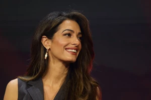 Anne Hathaway | Με εντυπωσιακό και πανεύκολο χτένισμα που προσφέρει εφέ λίφτινγκ στο πρόσωπο