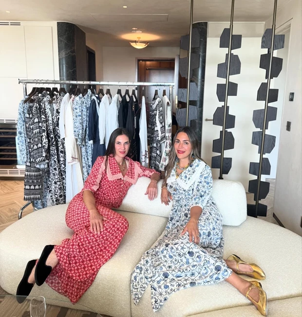 Η Tatiana Santo Domingo με κόκκινο printed co-ord και η Dana Alikhani με γαλάζιο φόρεμα Muzungu Sisters.