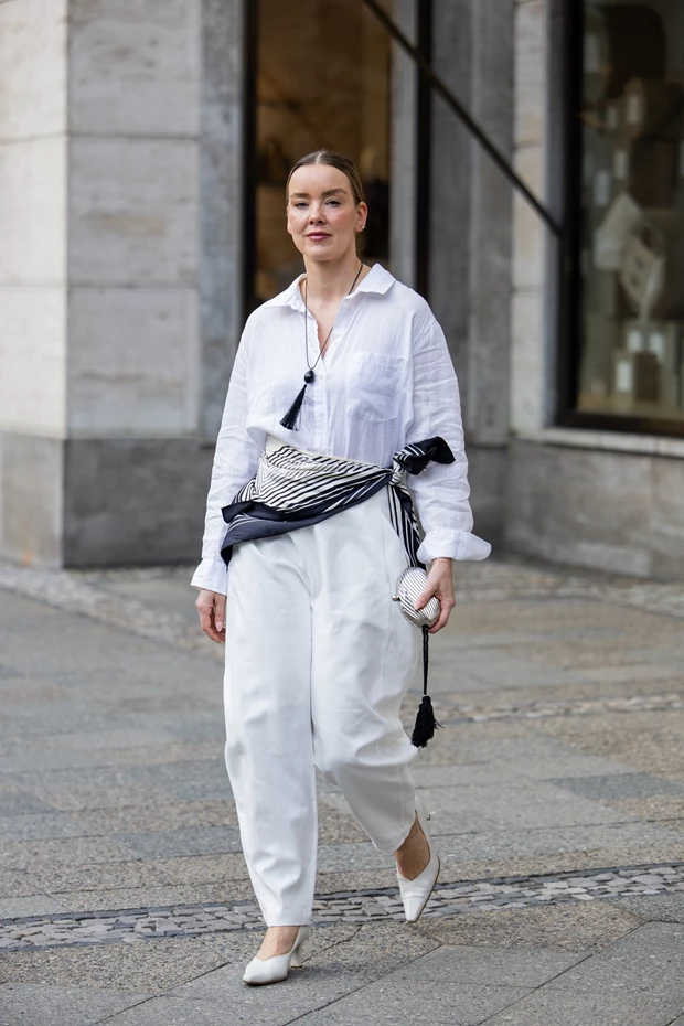 Monochrome λευκό σύνολο με oversized πουκάμισο, relaxed παντελόνι και pointed shoes σε καλοκαιρινό look για γυναίκες άνω των 50.