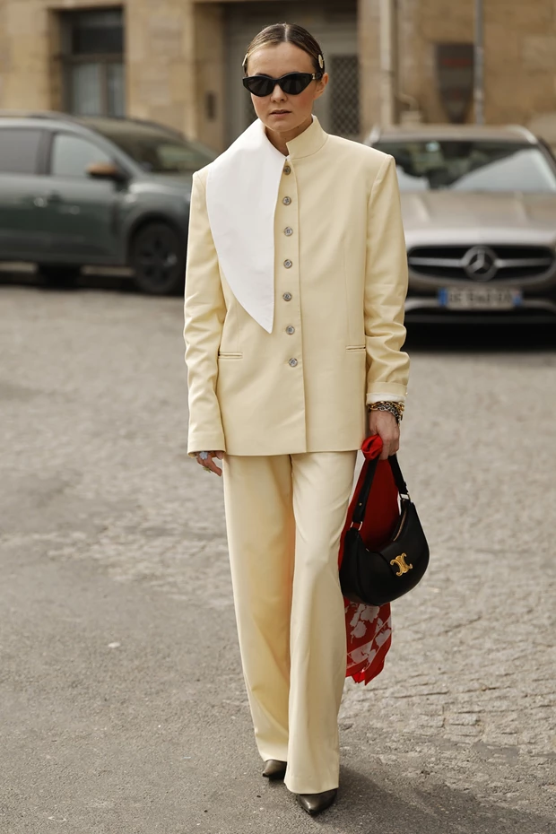 Minimal κοστούμι σε ουδέτερο τόνο με structured blazer και καθαρές γραμμές, elegant quiet luxury street style