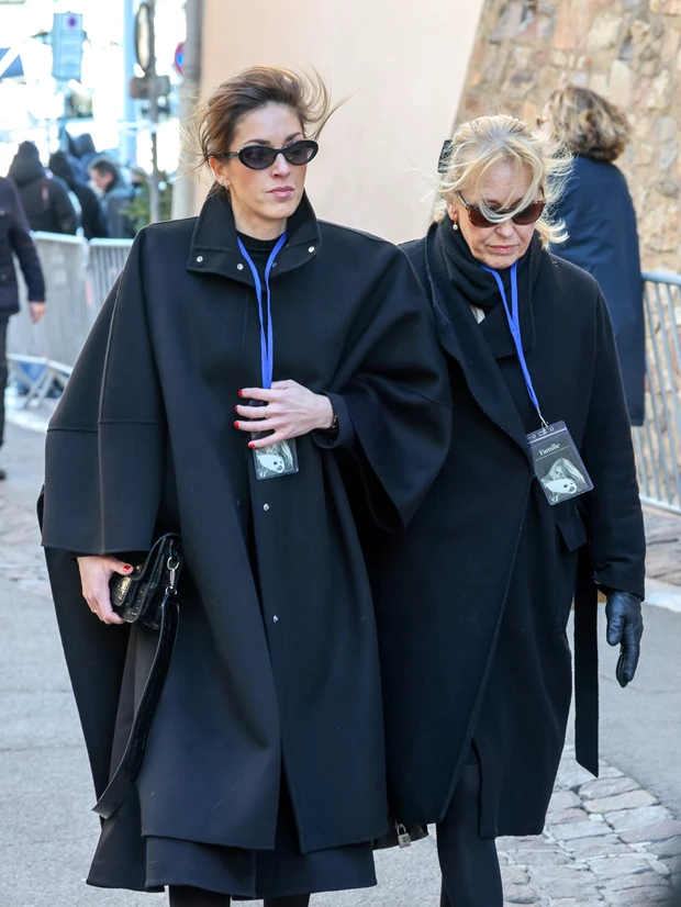 Ποια είναι η Théa Charrier, η εγγονή της Brigitte Bardot που έκανε αίσθηση στην κηδεία της αείμνηστης σταρ;