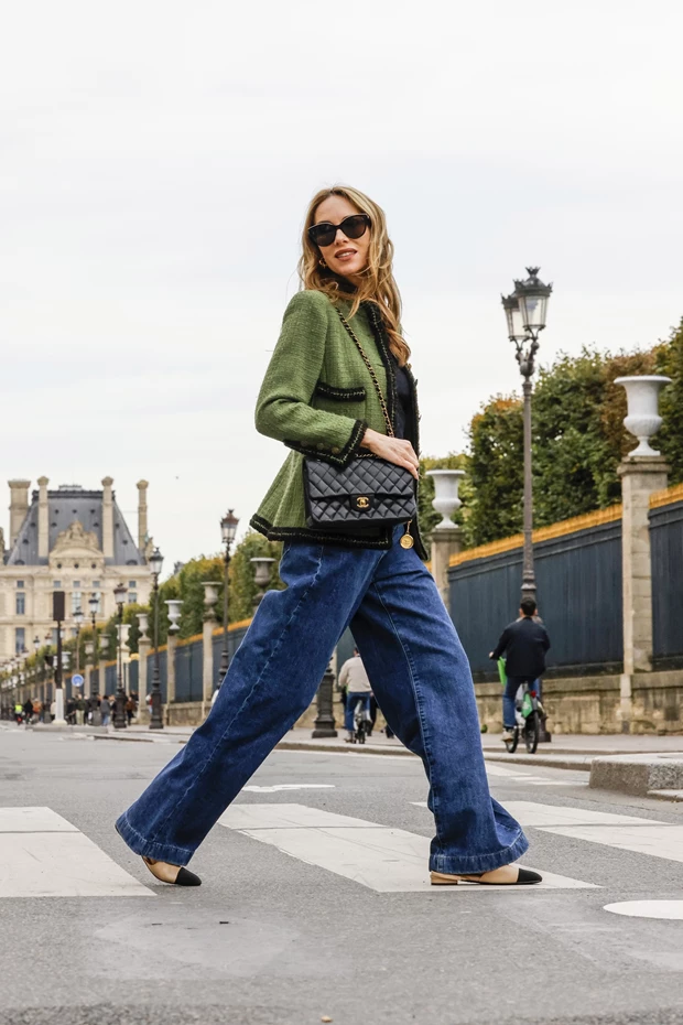 Γυναικεία εμφάνιση στο Παρίσι με tweed σακάκι, τζιν και δίχρωμες γόβες