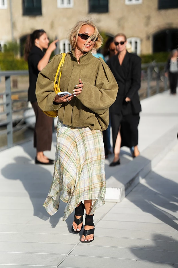 STREET STYLE LOOK ΚΟΠΕΓΧΑΓΗ: Suede τζάκετ με μίντι καρό φούστα