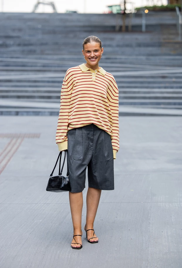 Look με βερμούδα και preppy μπλούζα