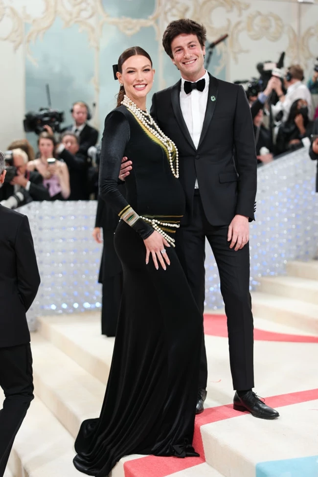 Karlie Kloss | Ανακοίνωσε πως είναι ξανά έγκυος στο Met Gala