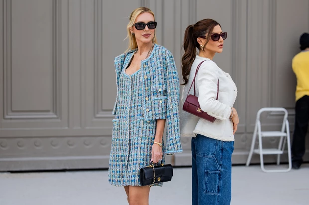 Street style looks από Παρίσι: γυναίκα με tweed σύνολο και γυναίκα με τζιν και σακάκι