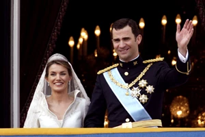 Βασίλισσα Letizia | Συνδύασε το μπλε κοστούμι της με sneakers σε επίσημη εμφάνιση