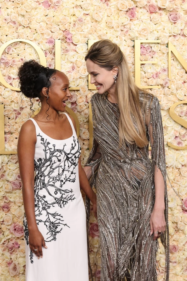 Χρυσές Σφαίρες 2025 | Η Angelina Jolie περπάτησε με την κόρη της στο κόκκινο χαλί