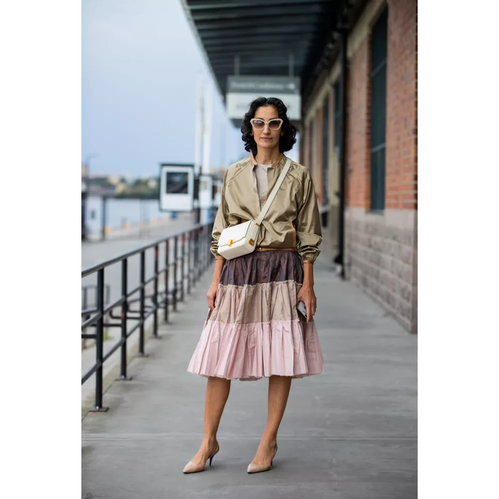 Τ-shirt + tiered skirt + bomber jacket + γόβες