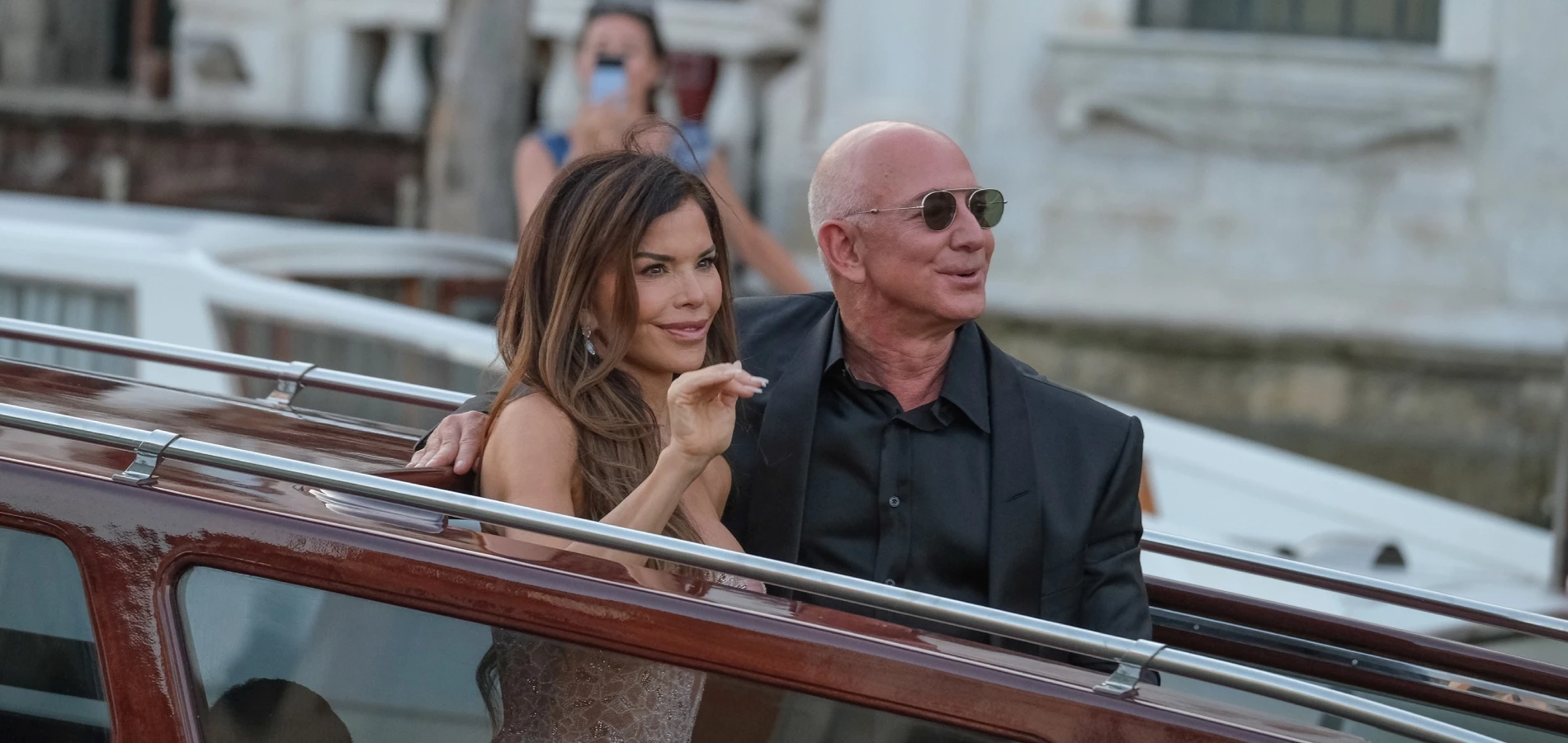 Charlize Theron | Το καυστικό σχόλιο μετά τον γάμο 50 εκατομμυρίων δολαρίων του Jeff Bezos και της Lauren Sanchez