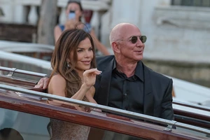 Charlize Theron | Το καυστικό σχόλιο μετά τον γάμο 50 εκατομμυρίων δολαρίων του Jeff Bezos και της Lauren Sanchez