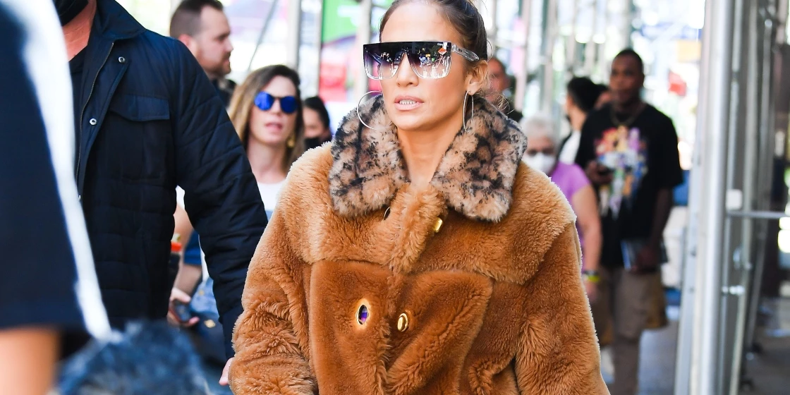 Η εκθαμβωτική "νυφική" εμφάνιση της Jennifer Lopez στα βραβεία AMAs