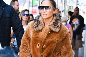 Η εκθαμβωτική "νυφική" εμφάνιση της Jennifer Lopez στα βραβεία AMAs